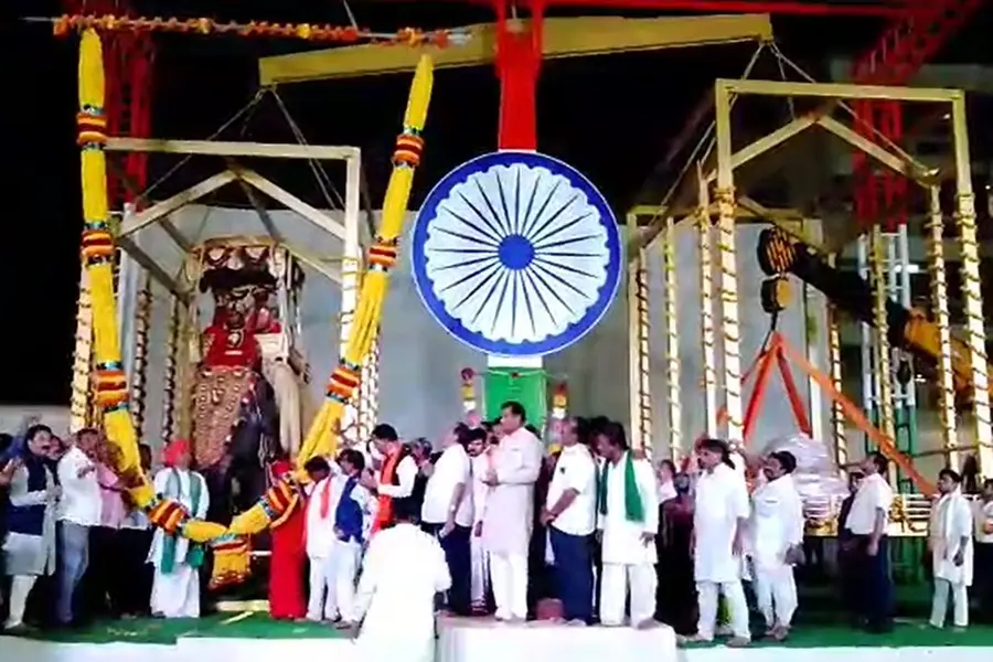 നാണയങ്ങള്കൊണ്ട് ആനയ്ക്ക് തുലാഭാരം