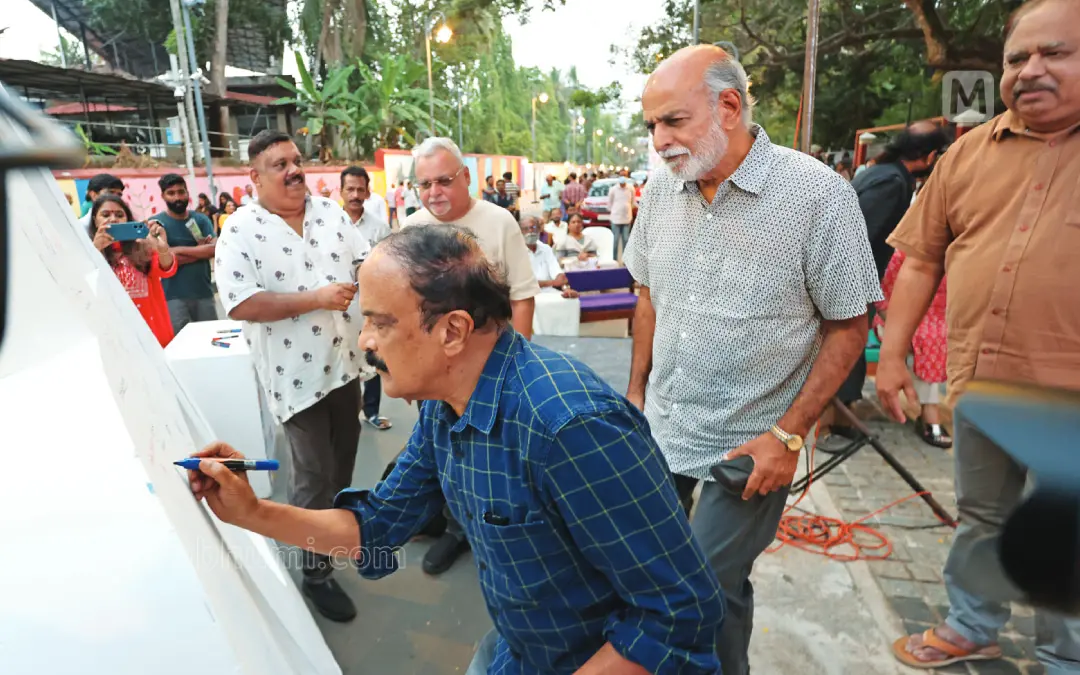 മാതൃഭൂമി അന്താരാഷ്ട്ര അക്ഷരോത്സവത്തിന്റെ വിളംബരമായി ഞായറാഴ്ച മാനവീയംവീഥിയില് സംഘടിപ്പിച്ച കലാസായാഹ്നത്തില് പങ്കെടുക്കാന് എത്തിയ സാഹിത്യകാരന് സക്കറിയ 'ക' എന്ന അക്ഷരത്തില് ഒപ്പു രേഖപ്പെടുത്തുന്നു. മാതൃഭൂമി മാനേജിങ് ഡയറക്ടര് എം.വി.ശ്രേയാംസ് കുമാര്, മുതിര്ന്ന മാധ്യമപ്രവര്ത്തകരായ ശശികുമാര്, സണ്ണിക്കുട്ടി എബ്രഹാം തുടങ്ങിയവര് സമീപം.