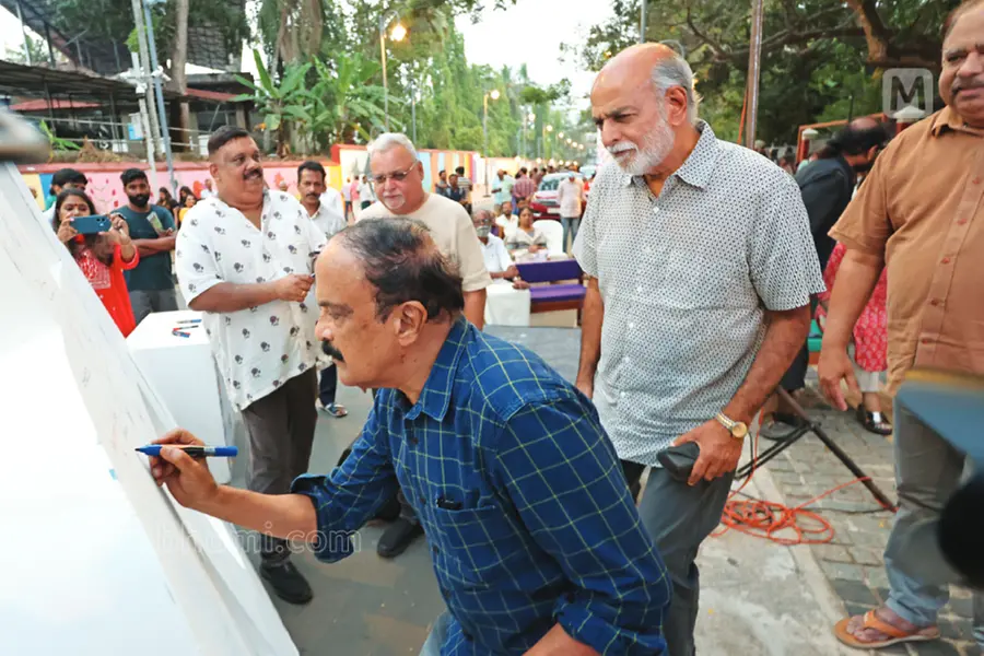 മാതൃഭൂമി അന്താരാഷ്ട്ര അക്ഷരോത്സവം: 'ക'യില് ഒപ്പുചാര്ത്തി സാംസ്കാരികക്കൂട്ടായ്മ