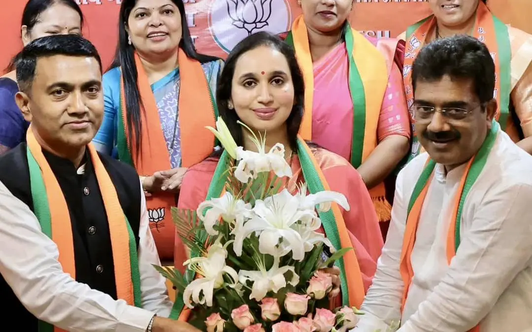 ഗോവ മുഖ്യമന്ത്രി പ്രമോദ് സാവന്തും ബി.ജെ.പി. സംസ്ഥാന അധ്യക്ഷന് സദാനന്ദ തനാവ്ഡെയും പല്ലവി ഡെംപോയെ അനുമോദിക്കുന്നു | Photo: Facebook/ Dr. Pramod Sawant