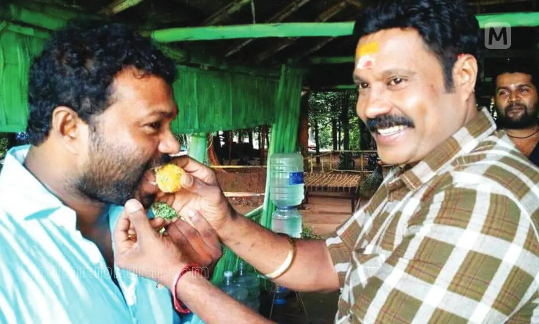 ആര്‍.എല്‍.വി രാമകൃഷ്ണന്‍ കലാഭവന്‍ മണിയ്‌ക്കൊപ്പം