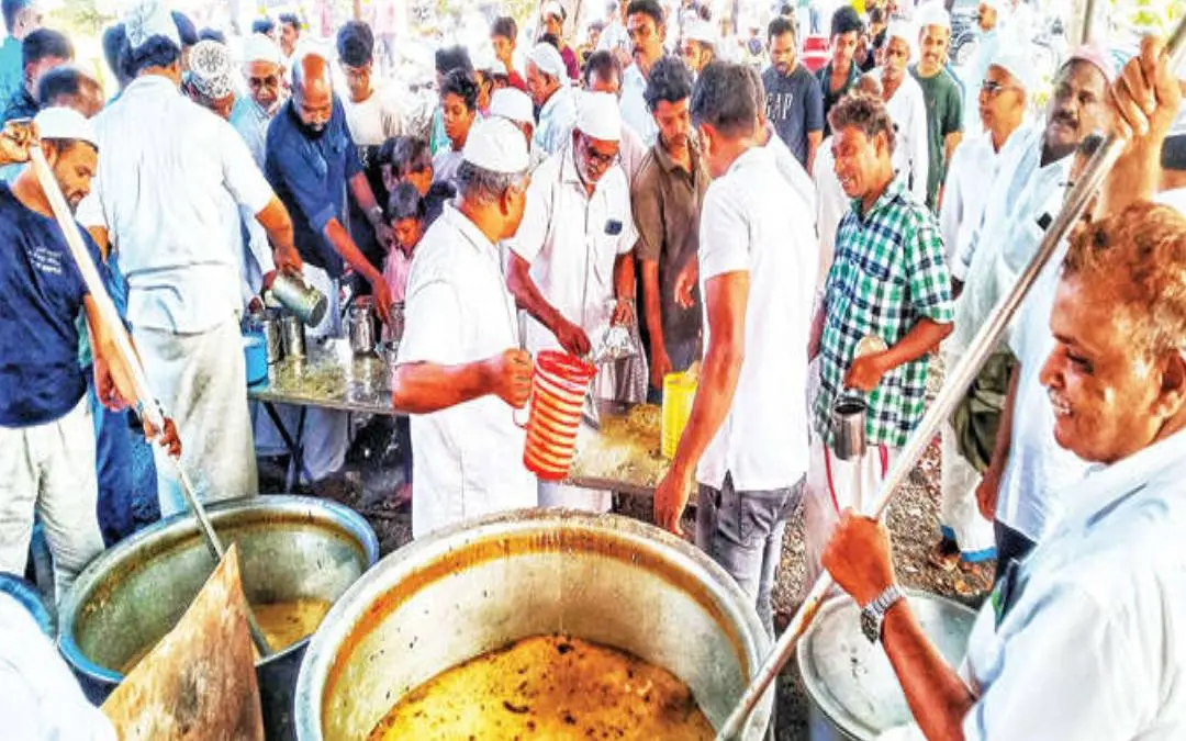 ഇരുകുളത്ത് നോമ്പുതുറക്കാനുള്ള മസാലക്കഞ്ഞി തയ്യാറാക്കി വിതരണംചെയ്യുന്നു