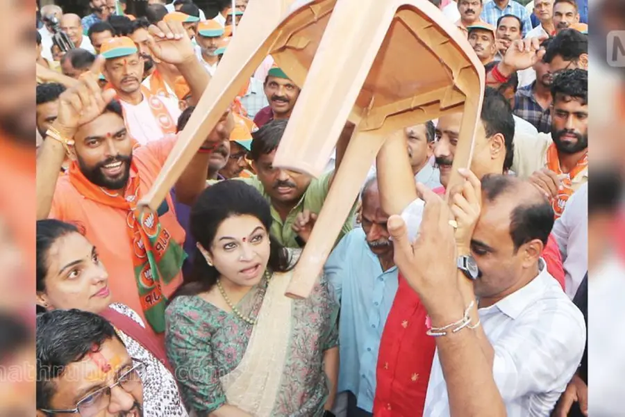 NDA കൺവെൻഷനിൽ ഉദ്ഘാടകയായി പദ്മജ; പ്രതിഷേധിച്ച് സികെ പദ്മനാഭൻ, വിളക്ക്‌ തെളിക്കുമ്പോൾ അകന്നിരുന്നു
