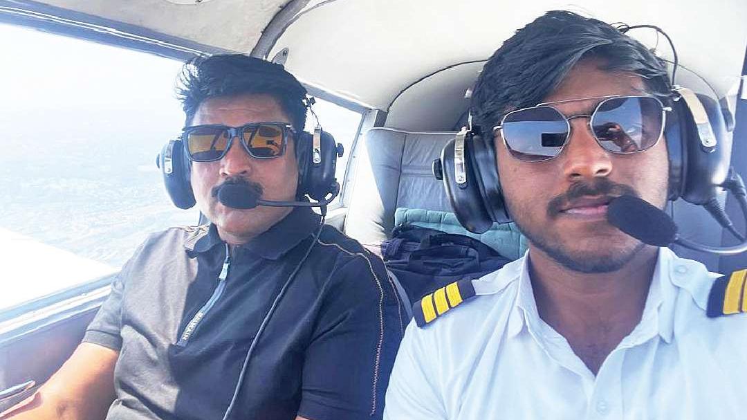 ആഗ്രഹങ്ങളുടെ ആകാശം വീഥിയൊരുക്കി; പിതാവിനെ കോക്പിറ്റിലിരുത്തി മകന്റെ ...