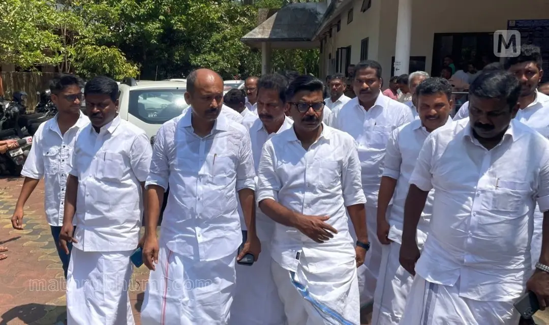മാത്യു കുഴല്നാടന് എംഎല്എയും ഡിസിസി പ്രസിഡന്റ് മുഹമ്മദ് ഷിയാസും കോതമംഗലം കോടതിയില് ഹാജരായപ്പോള്|ഫോട്ടോ: ജൈവിന് ടി സേവ്യര്