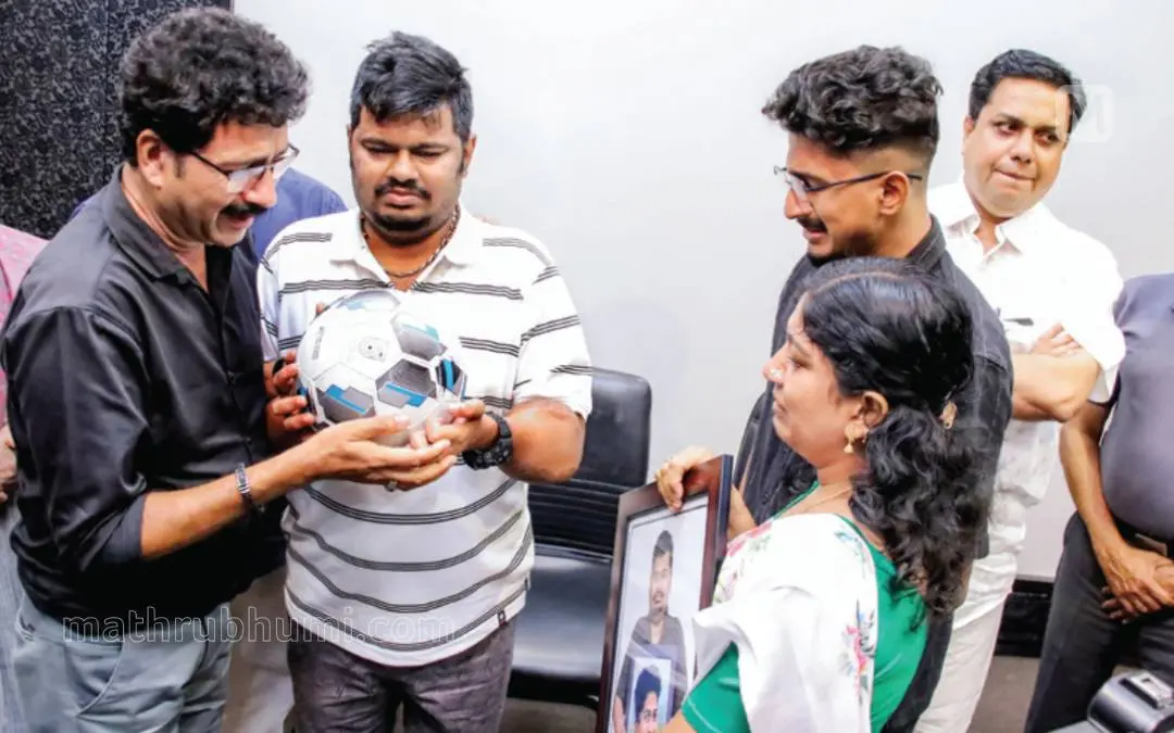 ഇരുകൈകളും വിജയകരമായി മാറ്റിെവക്കപ്പെട്ട പറവൂർ സ്വദേശി ഷിഫിനെ, മരണാനന്തരം കൈകൾ ദാനം ചെയ്ത സാരംഗിന്റെ മാതാപിതാക്കൾ ആശുപത്രിയിൽ കാണാനെത്തിയപ്പോൾ ഷിഫിന് ഫുട്ബോൾ സമ്മാനിക്കുന്നു. നിയമസഭാ സ്പീക്കർ എ.എൻ. ഷംസീർ, ഡോ. സുബ്രഹ്മണ്യ അയ്യർ തുടങ്ങിയവർ സമീപം | Photo: Mathrubhumi