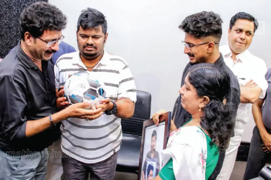 സ്നേഹസംഗമം; വിടവാങ്ങിയ മകന്റെ കൈകളിലേക്ക് വീണ്ടുമൊരു പിറന്നാൾ സമ്മാനം