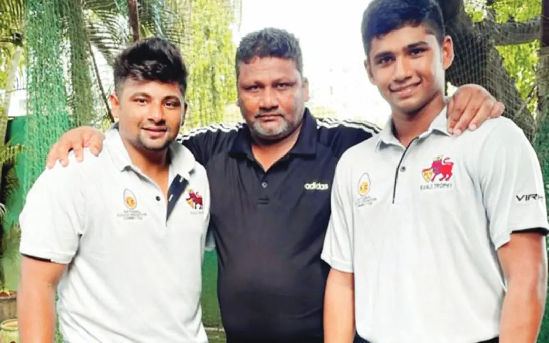 • സർഫറാസ് ഖാനും മുഷീർ ഖാനും പിതാവ് നൗഷാദ് അഹമ്മദ് ഖാനൊപ്പം