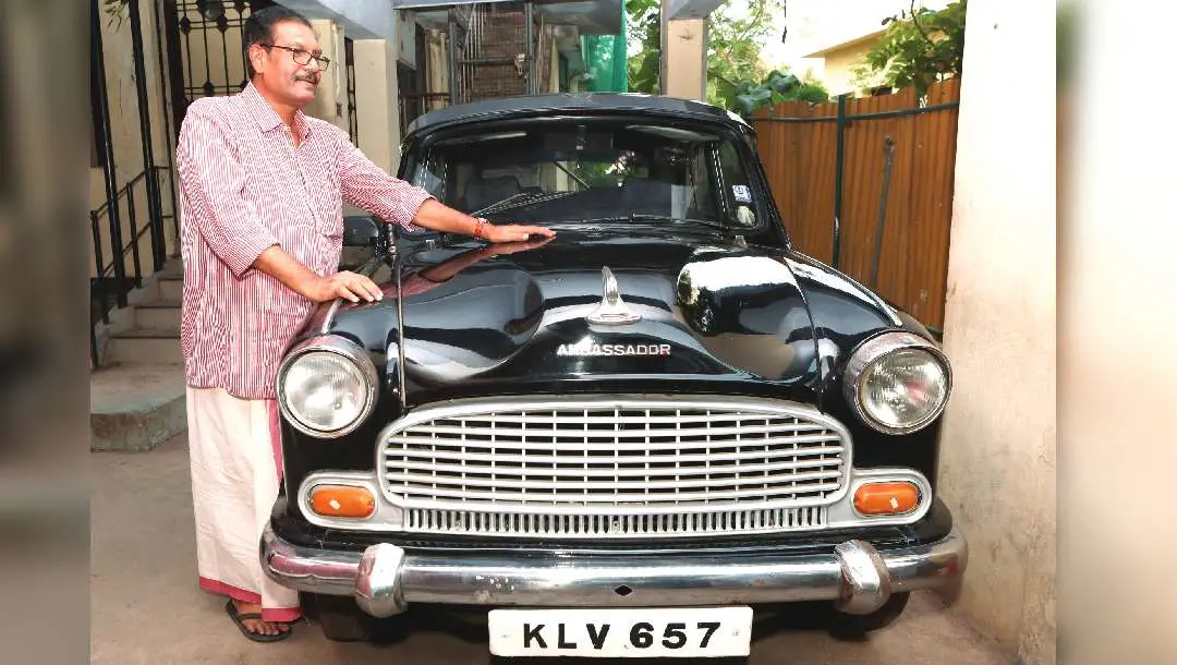 മുന് എം.പി. എ.സമ്പത്ത് തന്റെ അച്ഛന് കെ.അനിരുദ്ധന് ഉപയോഗിച്ചിരുന്ന പഴയ കാറിനരികില്
