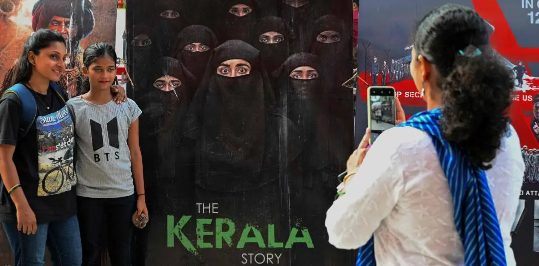 കേരള സ്റ്റോറി പ്രദർശിപ്പിക്കുന്ന തിയറ്ററിൽ ഫോട്ടോ എടുക്കുന്നവർ | Photo: AFP