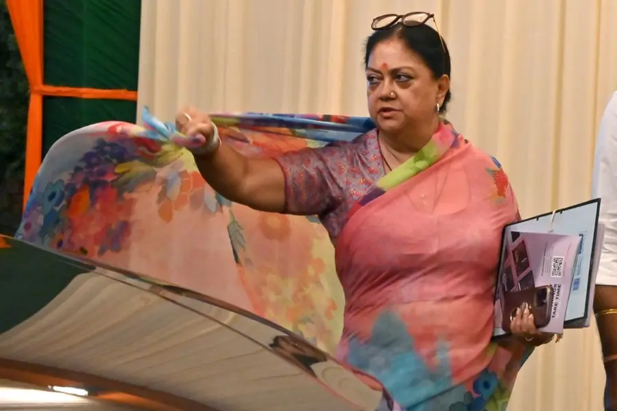 കേന്ദ്രത്തിന്റെ ചൊല്പ്പടിയില് നില്ക്കാത്ത വസുന്ധര; പൂര്ണ്ണമായി ഒഴിവാക്കാനാവാതെ നേതൃത്വം