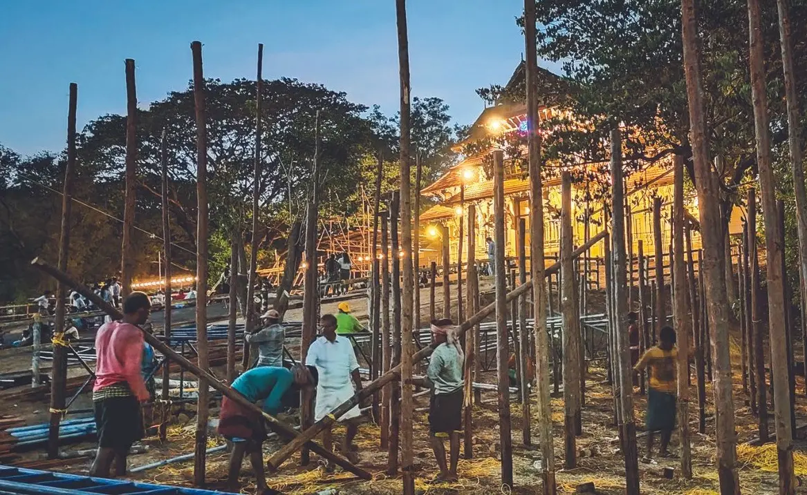 വടക്കുന്നാഥക്ഷേത്രം തെക്കേഗോപുരനടയുടെ കിഴക്കുവശത്ത് നിര്മിച്ച വി.ഐ.പി. പവിലിയന് പൊളിച്ചുനീക്കുന്നു.