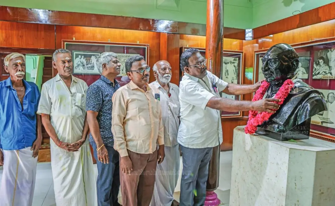 കാമരാജ് ഇല്ലത്തെ പ്രതിമയിൽ മാലയിടുന്ന പ്രവർത്തകർ | ഫോട്ടോ: സി.ആർ. ഗിരീഷ് കുമാർ