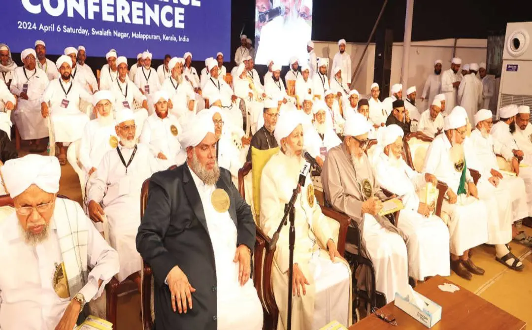 മലപ്പുറം സ്വലാത്ത് നഗറില് മഅദീന് അക്കാദമിയുടെ നേതൃത്വത്തില് സംഘടിപ്പിച്ച റംസാന് 27-ാം രാവ് പ്രാര്ഥനാസമ്മേളനം ഇന്ത്യന് ഗ്രാന്ഡ് മുഫ്തി കാന്തപുരം എ.പി. അബൂബക്കര് മുസ്ലിയാര് ഉദ്ഘാടനം ചെയ്യുന്നു. സമസ്ത സെക്രട്ടറി പൊന്മള അബ്ദുല് ഖാദിര് മുസ്ലിയാര്, മഅദീന് ചെയര്മാന് സയ്യിദ് ഇബ്രാഹീമുല് ഖലീല് അല് ബുഖാരി, സമസ്ത ഉപാധ്യക്ഷന് അലി ബാഫഖി തങ്ങള്, സമസ്ത പ്രസിഡന്റ് ഇ. സുലൈമാന് മുസ്ലിയാര്, സമസ്ത കേന്ദ്ര മുശാവറ അംഗം തെന്നല അബു ഹനീഫല് ഫൈസി തുടങ്ങിയവര് സമീപം | ഫോട്ടോ: കെ.ബി. സതീഷ് കുമാര്/ മാതൃഭൂമി
