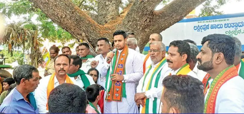 മൈസൂരുവിലെ ലക്ഷ്മിപുരയിൽ വോട്ടഭ്യർഥിക്കുന്ന മൈസൂരു രാജാവ് യദുവീർ കൃഷ്ണദത്ത ചാമരാജ വൊഡയാർ