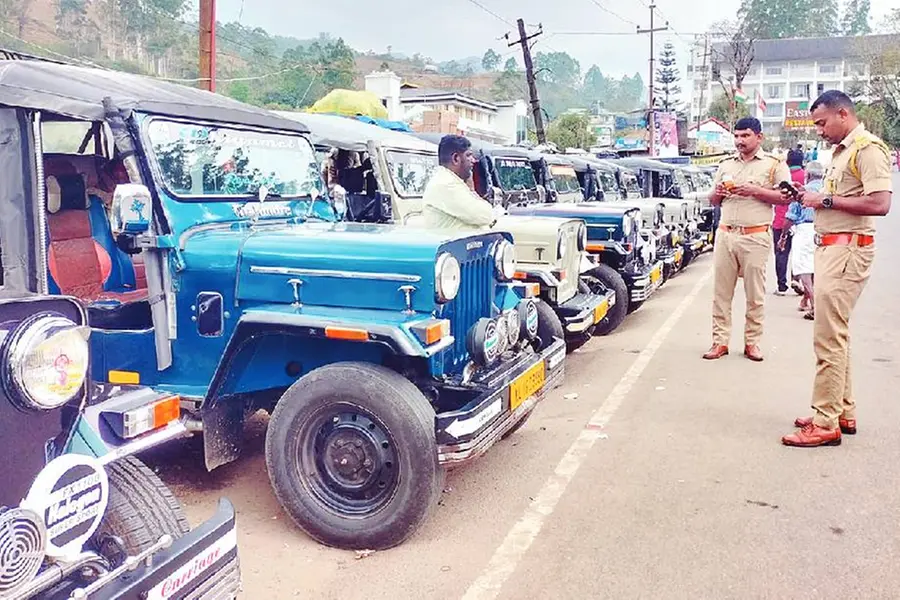 ഓപ്പറേഷന് സഫാരിയുമായി എം.വി.ഡി; നിയമംതെറ്റിച്ച 246 വാഹനങ്ങള് കുടുങ്ങി, പിഴ 4.5 ലക്ഷം രൂപ