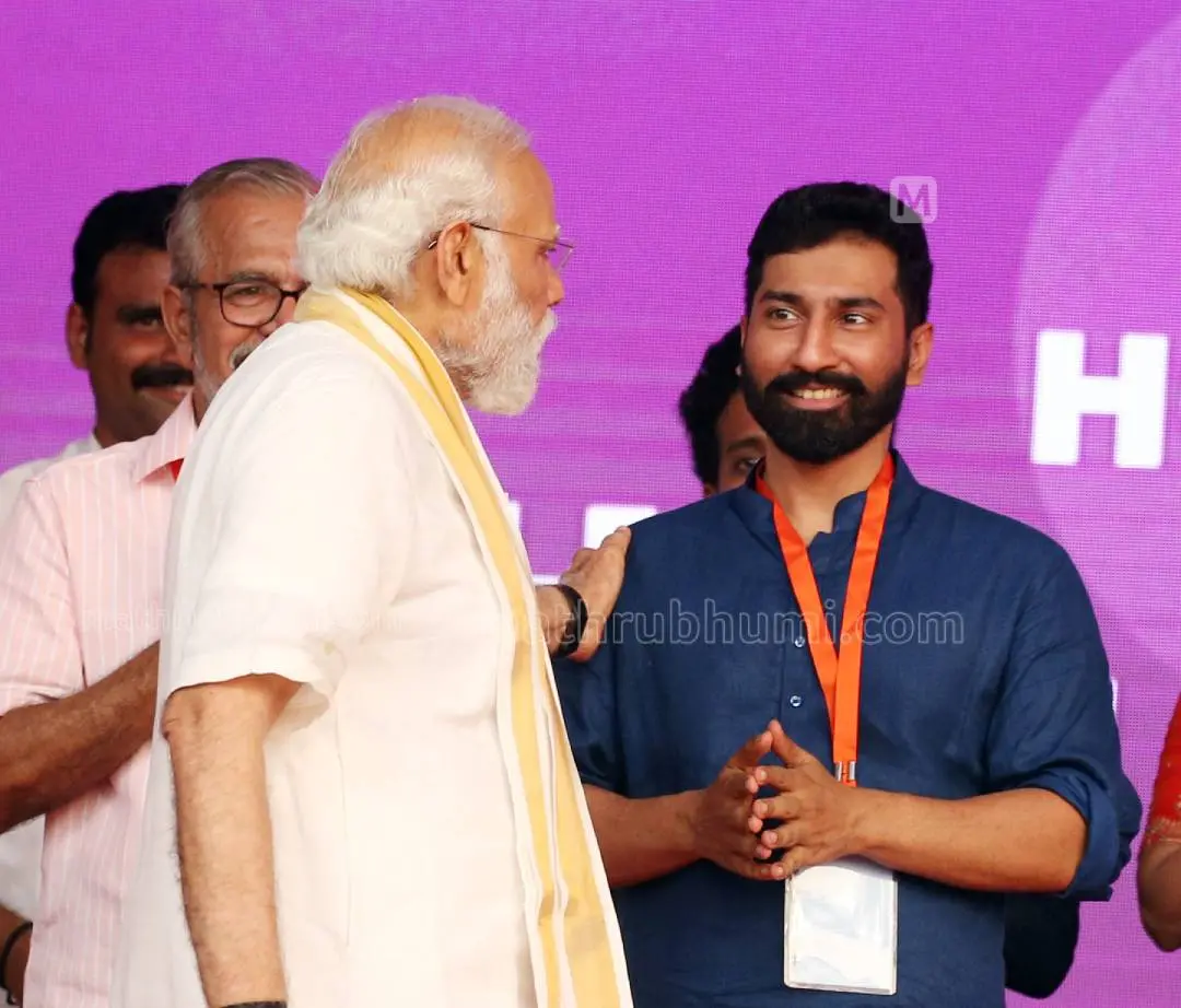എറണാകുളം തേവര എസ്.എച്ച്. കോളേജ് ഗ്രൗണ്ടില് നടന്ന യുവം- 2023 ഉദ്ഘാടനം ചെയ്യാനെത്തിയ പ്രധാനമന്ത്രി നരേന്ദ്രമോദി അനില് ആന്റണിയെ അഭിവാദ്യം ചെയ്യുന്നു (ഫയല്) |ഫോട്ടോ:ബി.മുരളീകൃഷ്ണന്/മാതൃഭൂമി
