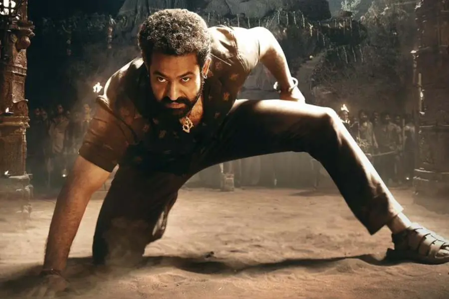 ജൂനിയർ എൻ.ടി.ആറിന് വില്ലനായി സെയ്ഫ് അലി ഖാൻ; 'ദേവര'യുടെ ട്രെയിലർ നാളെ