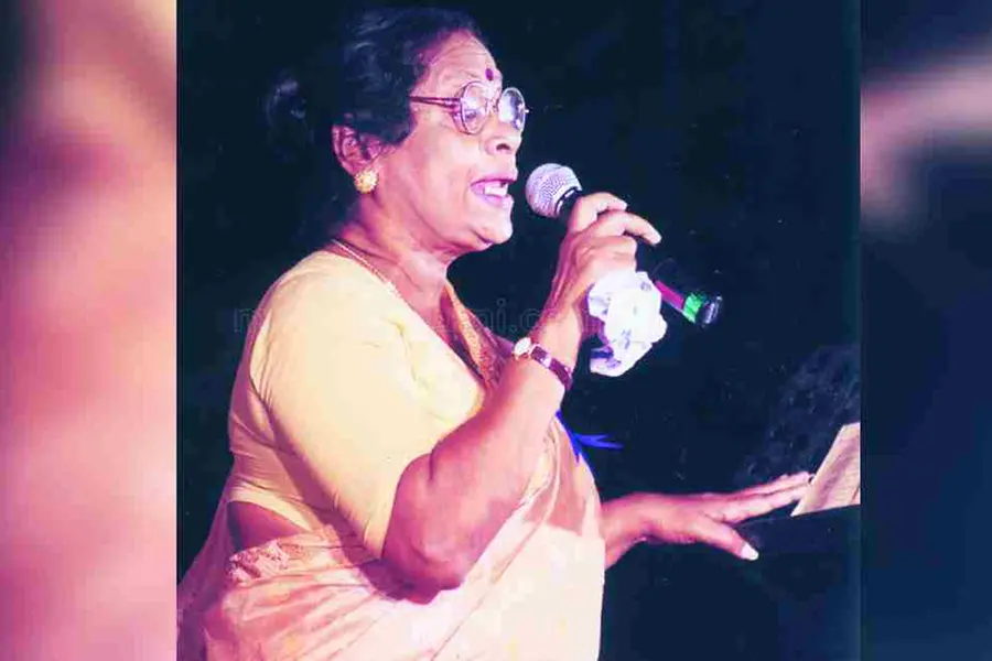 'തുമ്പപ്പൂ പെയ്യ്ണ പൂനിലാവേ ഏന് നെഞ്ചു നിറയണ പൂങ്കിനാവേ...''രണ്ടിടങ്ങഴി' നിറഞ്ഞുകവിഞ്ഞ പാട്ട്