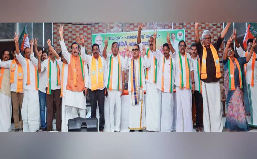 മലപ്പുറം പാർലമെന്റ് മണ്ഡലം എൻ.ഡി.എ. തിരഞ്ഞെടുപ്പ് കൺവെൻഷൻ ഉദ്ഘാടനംചെയ്തശേഷം ന്യൂനപക്ഷമോർച്ച അഖിലേന്ത്യ അധ്യക്ഷൻ ജമാൽ സിദ്ദീഖിയും സ്ഥാനാർഥി എം. അബ്ദുൾസലാമും മറ്റു നേതാക്കൾക്കൊപ്പം പ്രവർത്തകരെ അഭിവാദ്യംചെയ്യുന്നു