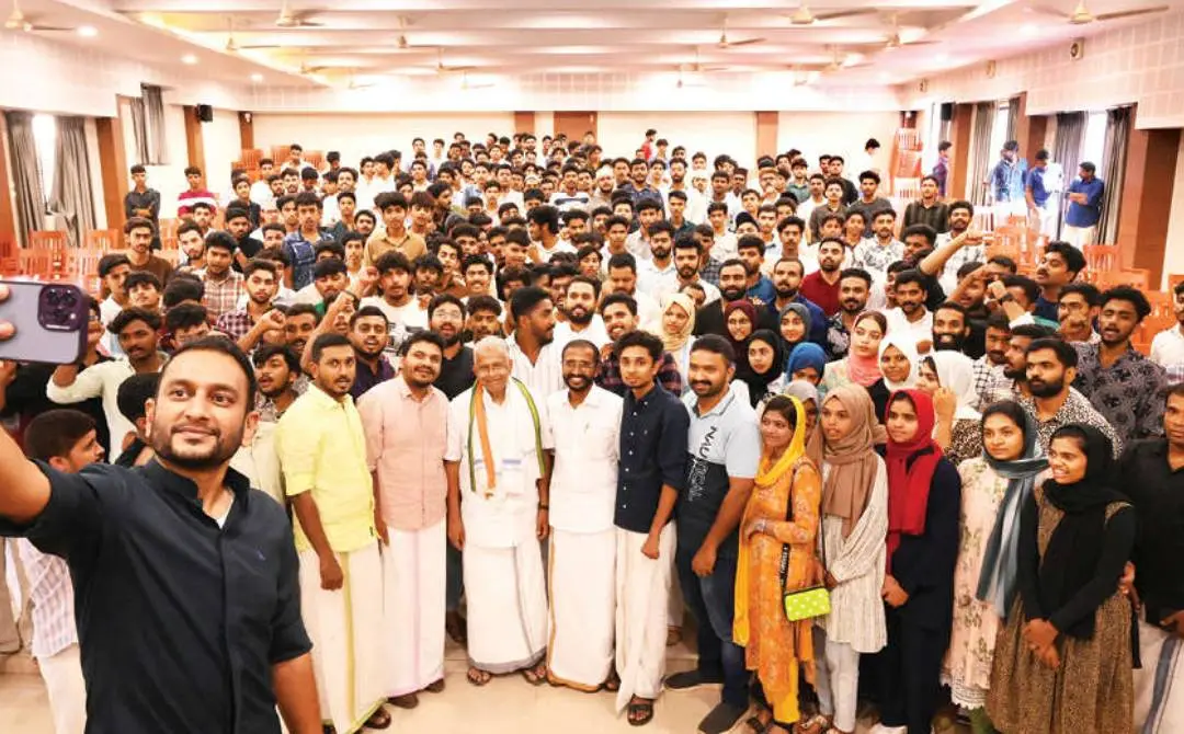 മലപ്പുറം മണ്ഡലം യു.ഡി.വൈ.എഫ്. കമ്മിറ്റി സംഘടിപ്പിച്ച ന്യൂജൻ വോട്ടേഴ്സ് മീറ്റിൽ യൂത്ത് ലീഗ് സംസ്ഥാന ജനറൽസെക്രട്ടറി പി.കെ. ഫിറോസ് സ്ഥാനാർഥി ഇ.ടി. മുഹമ്മദ്ബഷീറിനും കന്നിവോട്ടർമാർക്കുമൊപ്പം സെൽഫിയെടുക്കുന്നു