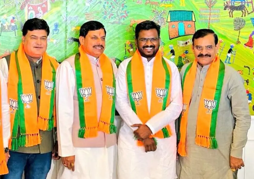 ബിജെപിയില് ചേര്ന്ന കോണ്ഗ്രസ് മേയര് വിക്രം അഹാകെ മധ്യപ്രദേശ് മുഖ്യമന്ത്രി മോഹന് യാദവിനും ബിജെപി പ്രവര്ത്തകര്ക്കുമൊപ്പം|ANI