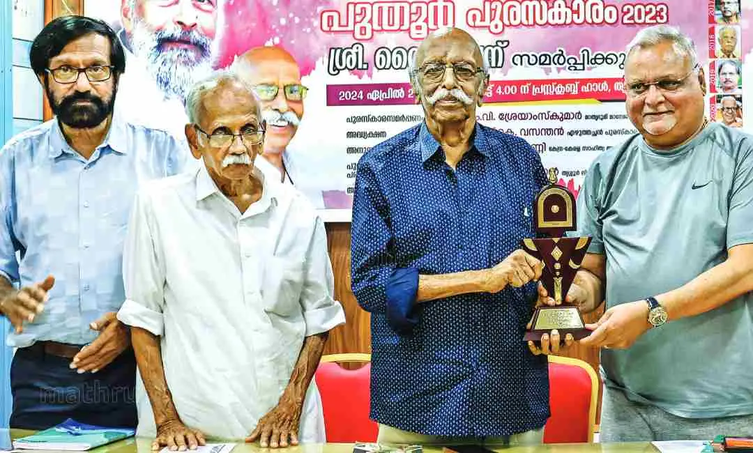 ഉണ്ണികൃഷ്ണന് പുതൂര് അവാര്ഡ് എം.വി ശ്രേയാംസ് കുമാര് വൈശാഖന് നല്കുന്നു. എസ്.കെ വസന്തന്, കെ.പി രാമനുണ്ണി എന്നിവര് സമീപം