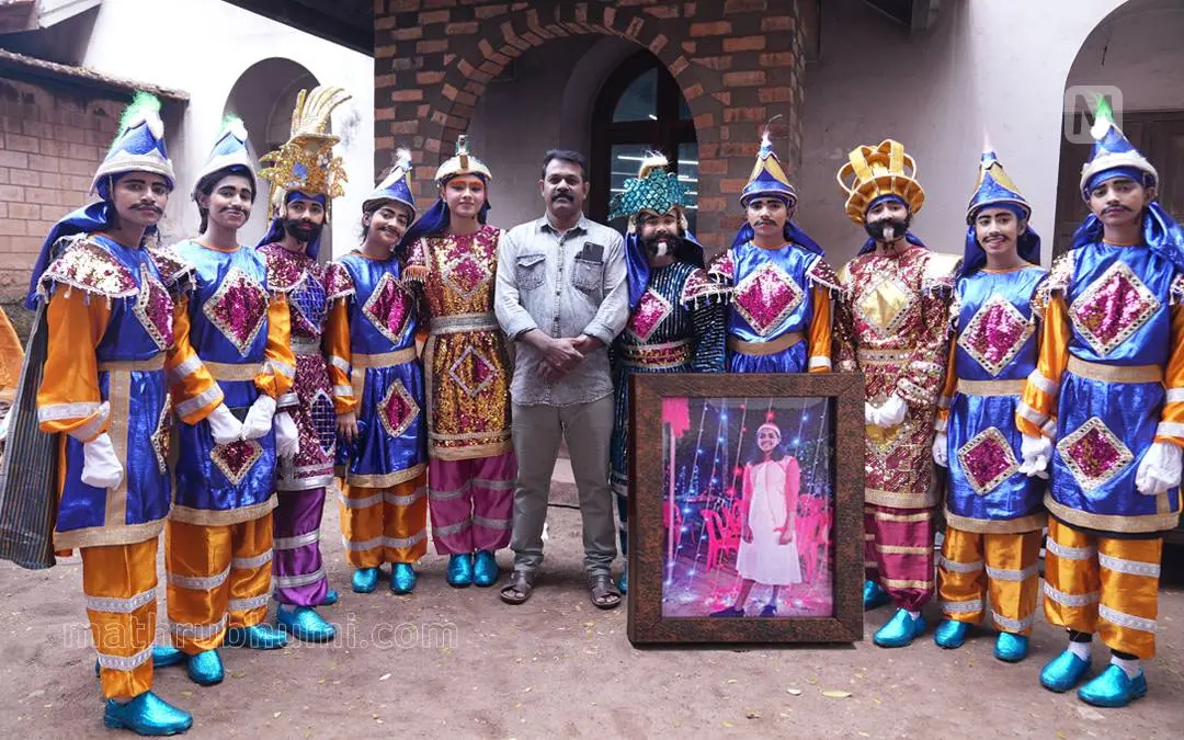 റോയ് ജോർജ് ചവിട്ടുനാടക മത്സരാർഥികൾക്കൊപ്പം, ഇൻസെറ്റിൽ ആൻ റിഫ്റ്റ | പ്രവീൺദാസ് എം