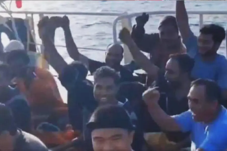 'ഭാരത് മാതാ കീ ജയ്'; ഇന്ത്യൻ നാവികസേനയ്ക്ക് നന്ദിപറഞ്ഞ് കപ്പലില്‍നിന്ന് മോചിതരായവർ | വീഡിയോ