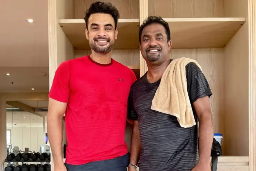 മിന്നൽ മുരളിയും സ്പിന്നർ മുരളിയും; ഫാൻബോയ് മൊമന്റ് പങ്കുവെച്ച് ടൊവിനോ, രസകരമായ കമെന്റുമായി ആരാധകർ