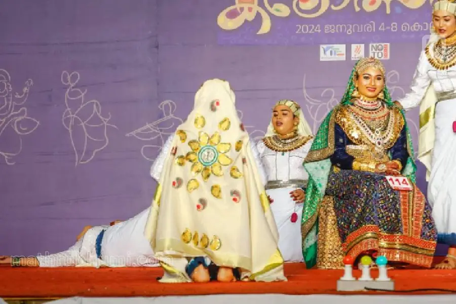 ഒപ്പന മത്സരത്തിനിടെ കുഴഞ്ഞ് വീണ് വിദ്യാര്ത്ഥിനി, മത്സരം മുഴുമിപ്പിക്കാനാവാതെ വേദിവിട്ട് സംഘം