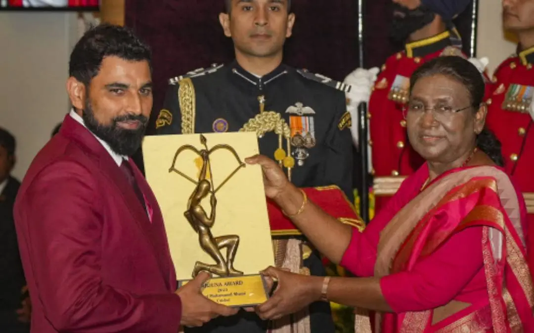 രാഷ്ട്രപതി ദ്രൗപദി മുര്‍മുവില്‍നിന്ന് ഇന്ത്യന്‍ ക്രിക്കറ്റ് താരം മുഹമ്മദ് ഷമി അര്‍ജുന പുരസ്‌കാരം സ്വീകരിക്കുന്നു | PTI