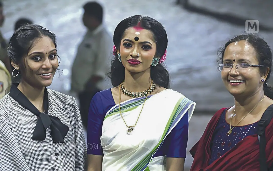 അഞ്ജനയും തീർഥയും ശാലിനിക്കൊപ്പം