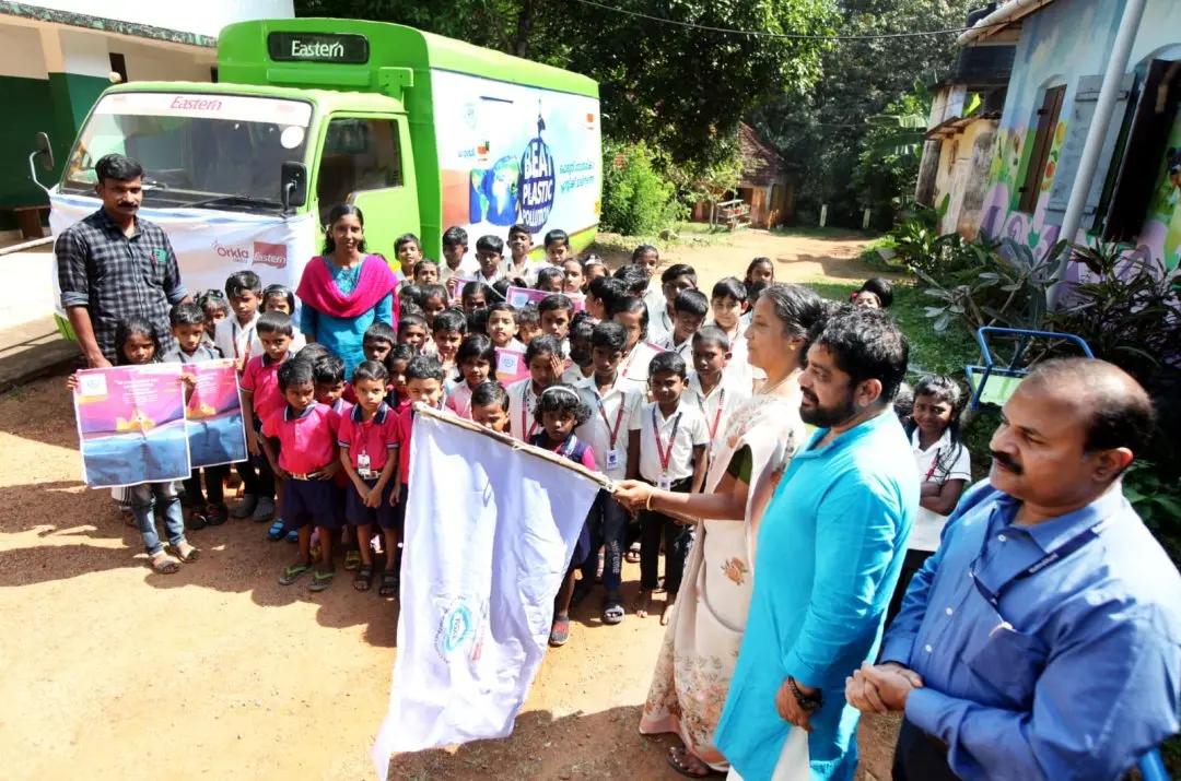 ലവ് പ്ലാസ്റ്റിക് 2.0 പദ്ധതിയുടെ ഫ്ലാഗ്ഗ് ഓഫ് വള്ളംകുളം ഗവ.ഡി.വി.എല്.പി.എസ്. പ്രഥമാധ്യാപിക എം സി മിനിമോള് നിര്വഹിക്കുന്നു. മാതൃഭൂമി കോട്ടയം റീജിയണല് മാനേജര് ടി.സുരേഷ്, സ്കൂള് വികസന സമിതി പ്രസിഡന്റ് വള്ളംകുളം പ്രകാശ്, സ്കൂള് അധ്യാപകന് എസ്.സുനില് കുമാര് എന്നിവര് സമീപം.