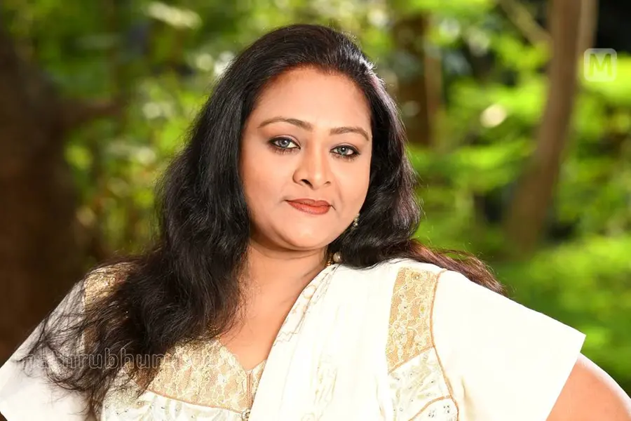 ഷക്കീലയ്ക്ക് വളർത്തുമകളുടെ മർദനം; ട്രേ കൊണ്ട് തലയ്ക്കടിച്ചു, അഭിഭാഷകയുടെ കൈ കടിച്ചുമുറിച്ചു