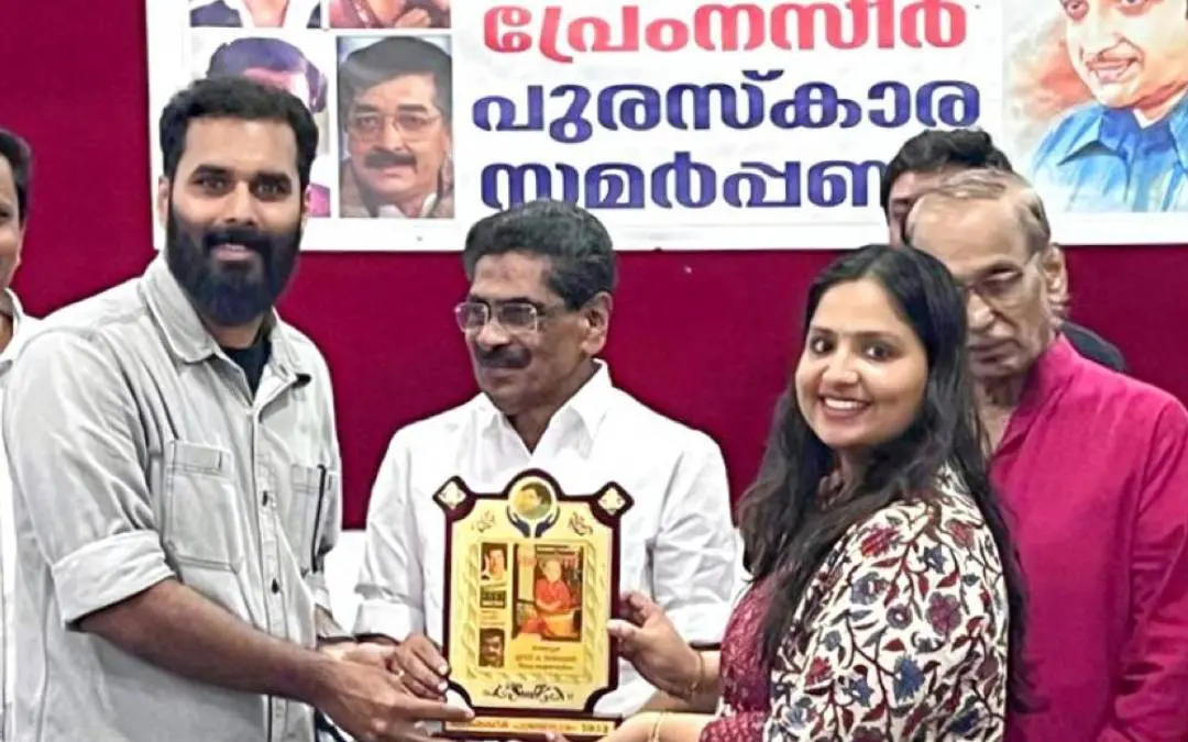 പ്രേം നസീർ അവാർഡ് കോഴിക്കോട്ട് നടന്ന ചടങ്ങിൽ സ്റ്റാർ ആന്റ് സ്റ്റൈൽ സബ് എഡിറ്റർമാരായ പി. പ്രജിത്തും രേഖാ നമ്പ്യാരും മുൻ കേന്ദ്രമന്ത്രി മുല്ലപ്പള്ളി രാമചന്ദ്രനിൽ നിന്ന് ഏറ്റുവാങ്ങുന്നു
