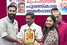 മാതൃഭൂമി 'സ്റ്റാർ ആൻഡ് സ്റ്റൈൽ' പ്രേംനസീർ പുരസ്കാരം ഏറ്റുവാങ്ങി