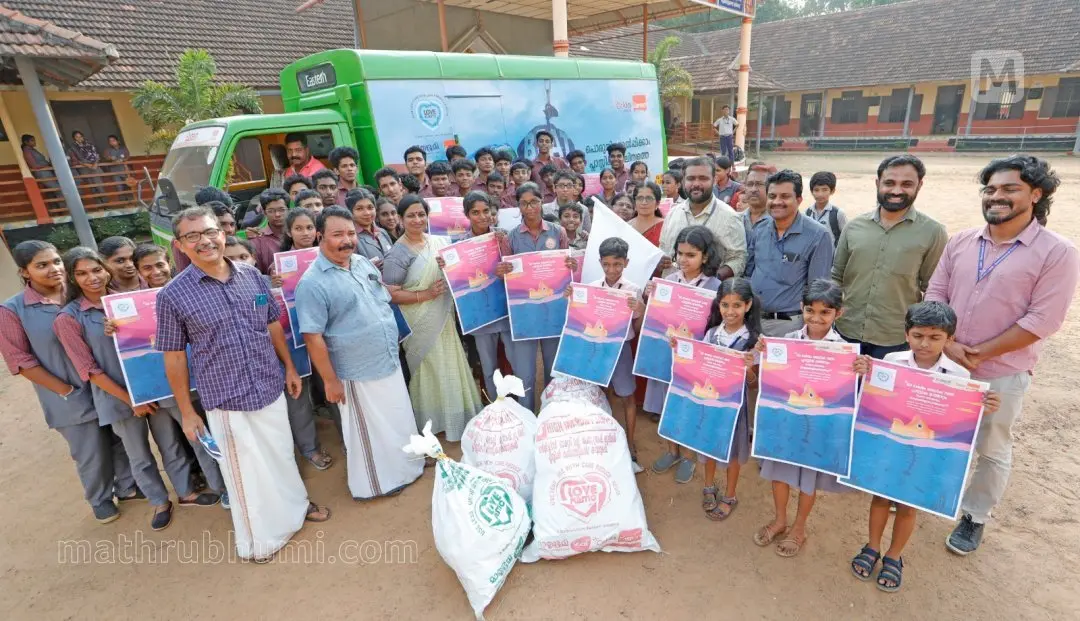 മാതൃഭൂമി-ഈസ്റ്റേണ് ലവ് പ്ലാസ്റ്റിക് 2.0 പദ്ധതിയുടെ ഫ്ലാഗ് ഓഫ് കോട്ടയം ക്ലീന് കേരള കമ്പനി ജില്ലാ മാനേജര് സഞ്ജു വര്ഗീസ് നിര്വഹിക്കുന്നു. മറ്റ് വിശിഷ്ടാതിഥികള് സമീപം.