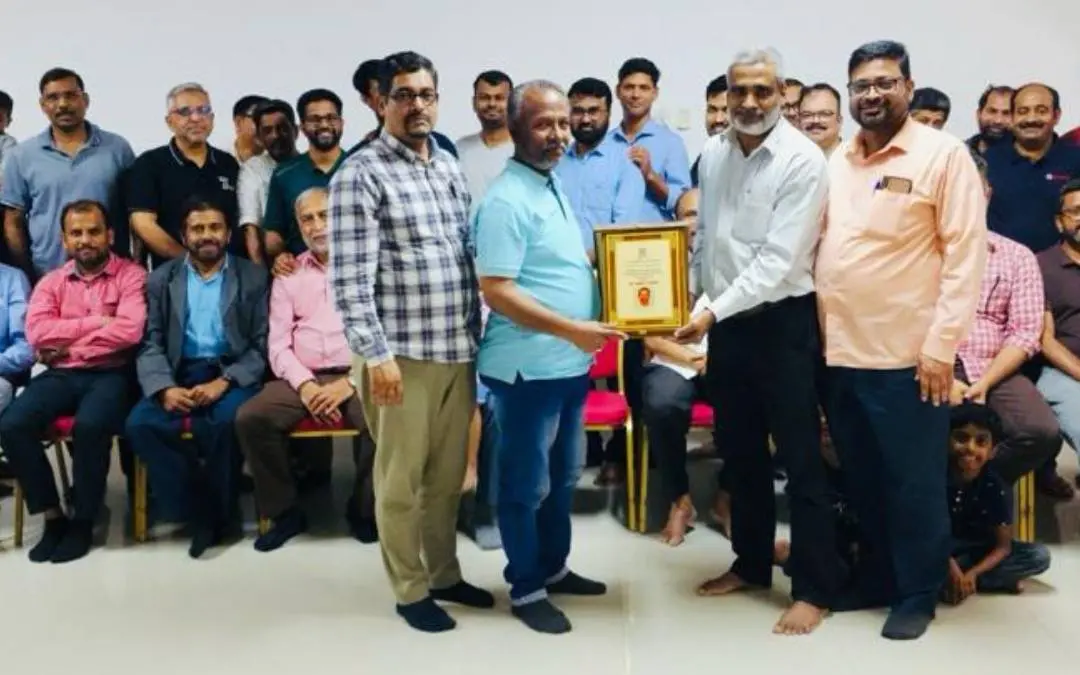 അബ്ദുല് ഖാദര് പൂവാറിന് ഫ്രന്റ്സ് അസോസിയേഷന് നല്കിയ യാത്രയയപ്പ്