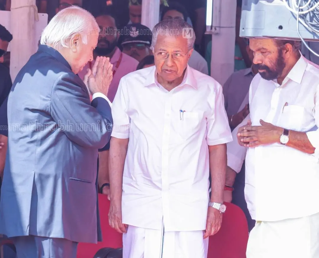 തിരുവനന്തപുരം സെന്ട്രല് സ്റ്റേഡിയത്തില് നടന്ന റിപ്പബ്ലിക് ദിന ചടങ്ങില് ഗവര്ണര് ആരിഫ് മുഹമ്മദ് ഖാന് കൈകൂപ്പുമ്പോള് തരിച്ച് അഭിവാദ്യംചെയ്യാതെ മുഖ്യമന്ത്രി പിണറായി വിജയന് | ഫോട്ടോ: ബി. മുരളീകൃഷ്ണന്/ മാതൃഭൂമി