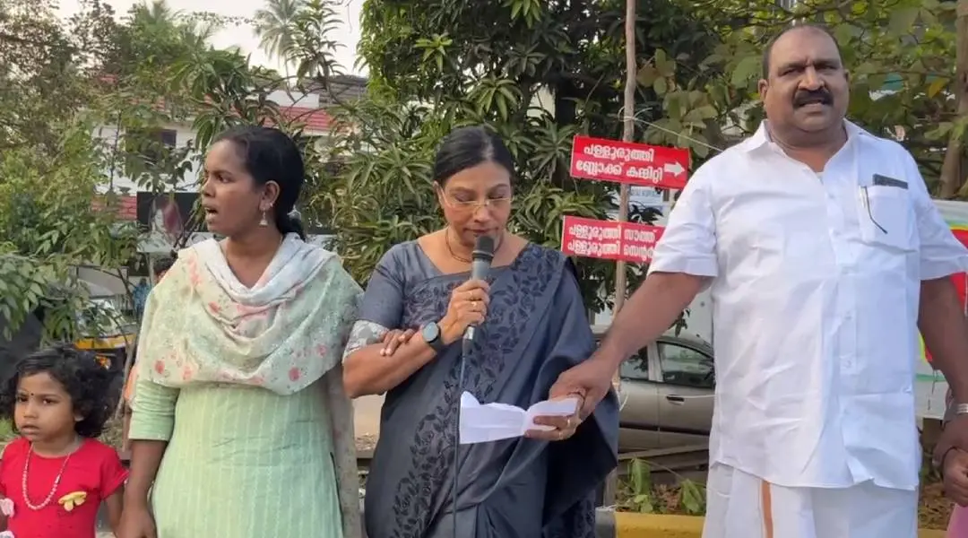കേന്ദ്ര അവഗണയ്ക്കെതിരേ ഡിവൈഎഫ്ഐ സംഘടപ്പിക്കുന്ന മനുഷ്യച്ചങ്ങലയില് അരൂരില് പ്രതിജ്ഞ ചൊല്ലിക്കൊടുക്കുന്ന എം.എല്.എ ദലീമ