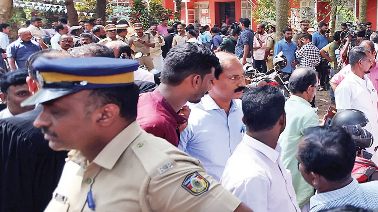 രഞ്ജിത്ത് ശ്രീനിവാസന്‍ കൊലക്കേസിലെ വിധികേള്‍ക്കാന്‍ മാവേലിക്കര കോടതിയിലെത്തിയവര്‍.