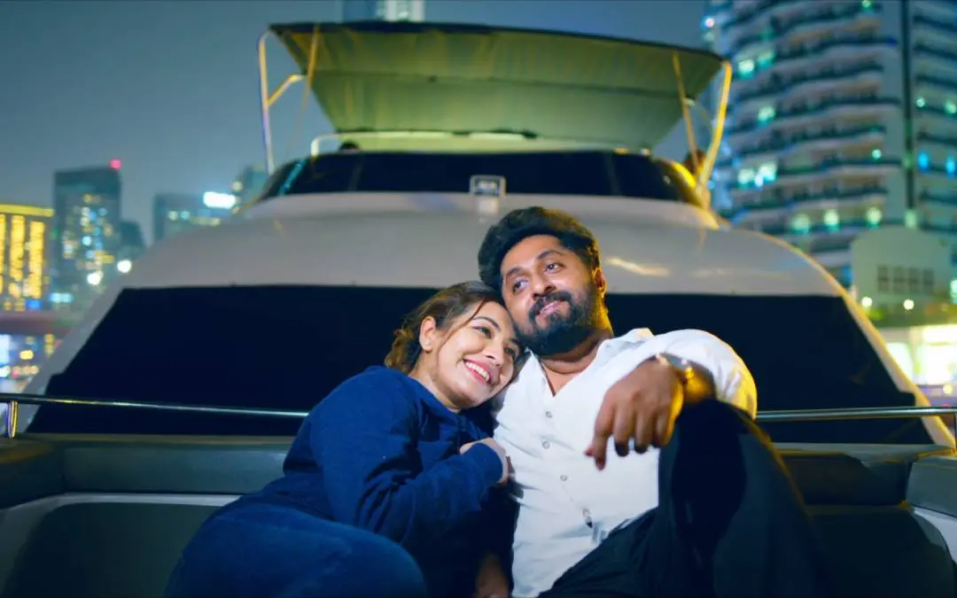 'അയ്യർ ഇൻ അറേബ്യ'യിൽ ദുർഗാ കൃഷ്ണയും ധ്യാൻ ശ്രീനിവാസനും | ഫോട്ടോ: സ്ക്രീൻഗ്രാബ്