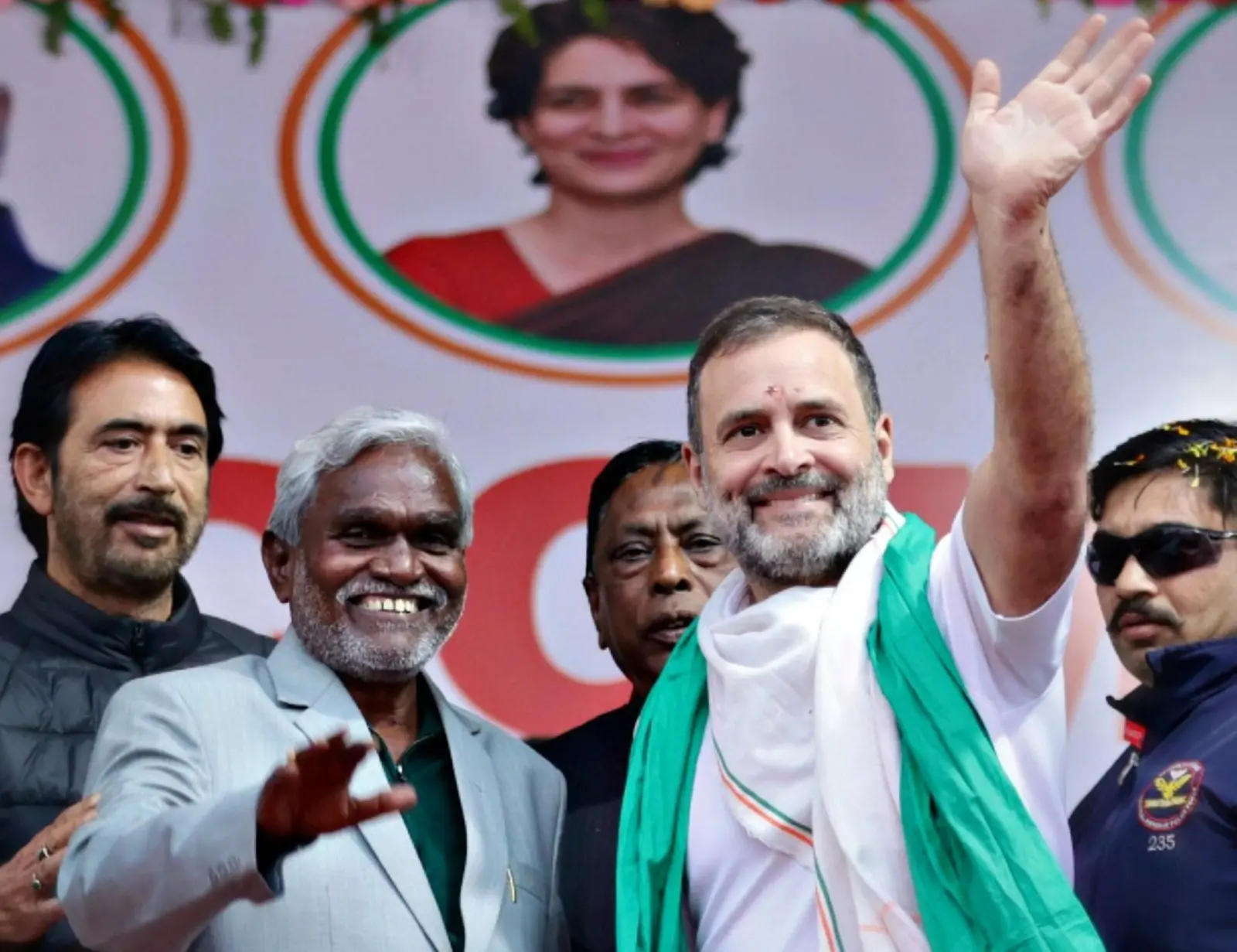 ഭാരത് ജോഡോ ന്യായ് യാത്രയുടെ ഭാഗമായി ഝാര്ഖണ്ഡിലെത്തിയ രാഹുല് ഗാന്ധി വേദിയില് മുഖ്യമന്ത്രി ചംപായ് സോറനൊപ്പം Image: PTI