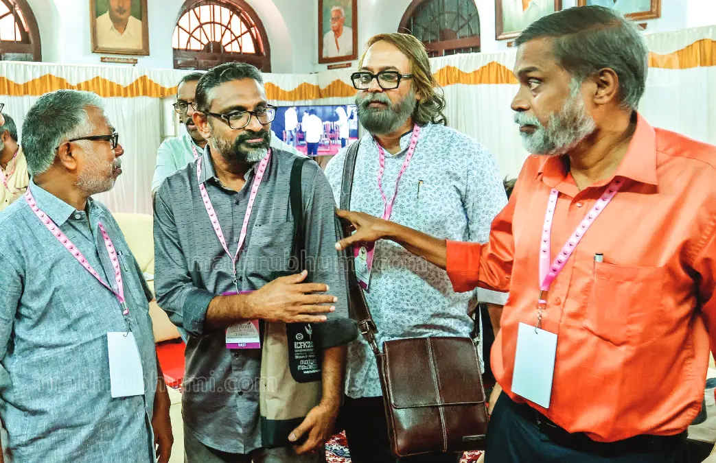 കേരള സാഹിത്യ അക്കാദമിയിൽ നടക്കുന്ന സാർവദേശീയ സാഹിത്യോത്സവത്തിൽ പങ്കെടുക്കാനെത്തിയ പെരുമാൾ മുരുകൻ, ബെന്യാമിൻ, മധുപാൽ, ടി.ഡി. രാമകൃഷ്ണൻ എന്നിവർ. | Mathrubhumi