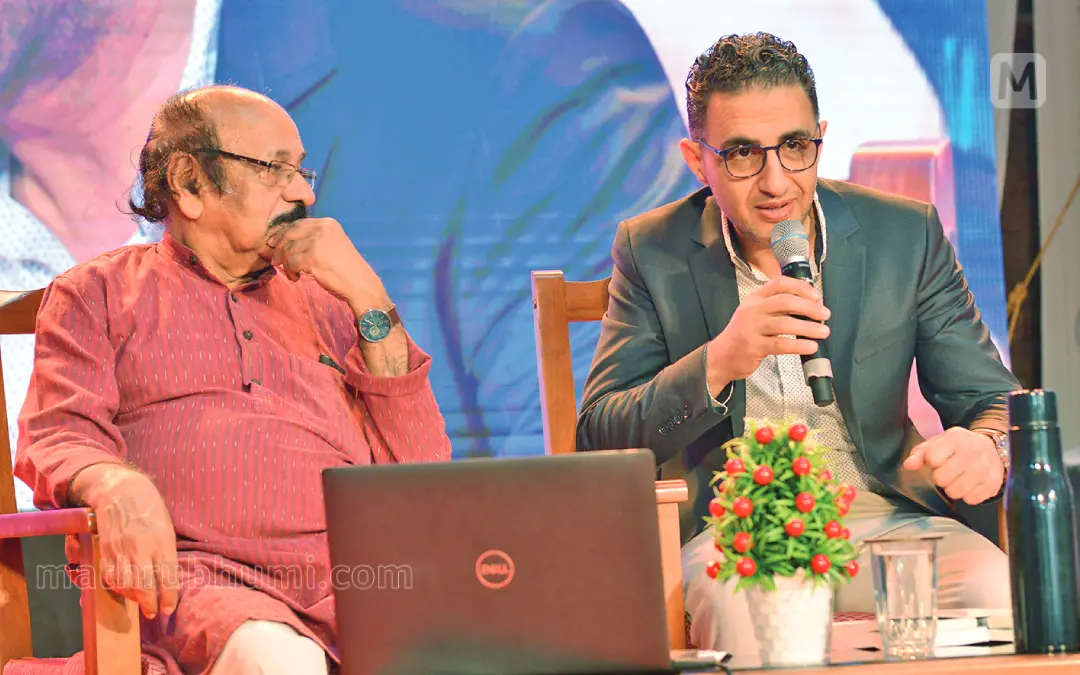 തൃശ്ശൂരിൽ നടക്കുന്ന സാർവദേശീയ സാഹിത്യോത്സവത്തിൽ പലസ്തീൻ കവി നജ്വാൻ ദർവിഷ് സംസാരിക്കുന്നു. കെ. സച്ചിദാനന്ദൻ സമീപം.