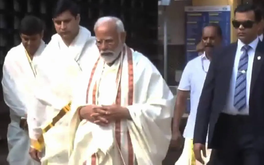 തൃപ്രയാര് ശ്രീരാമസ്വാമി ക്ഷേത്രത്തില് പ്രധാനമന്ത്രി നരേന്ദ്രമോദി ദര്ശനം നടത്തുന്നു|photo:mathrubhumi