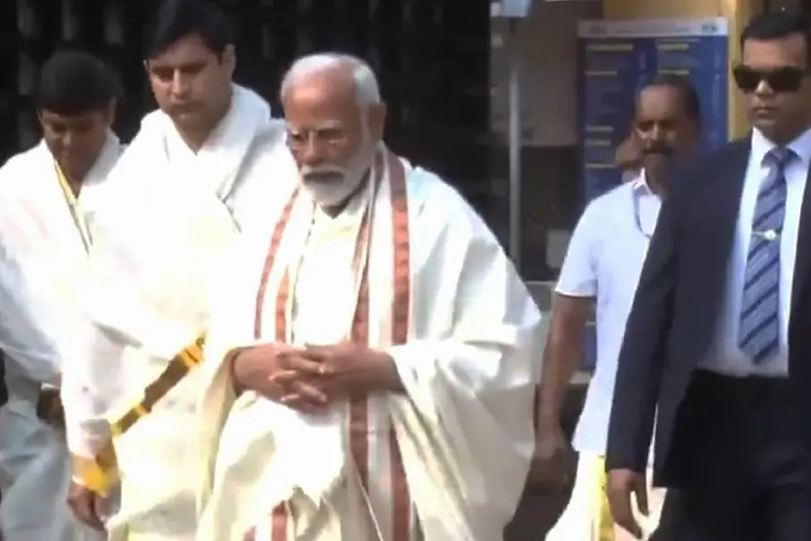 തൃപ്രയാര് ക്ഷേത്രം സന്ദര്ശിച്ച് പ്രധാനമന്ത്രി മോദി; മീനൂട്ട് നടത്തി, വേദാര്ച്ചനയില് പങ്കെടുത്തു