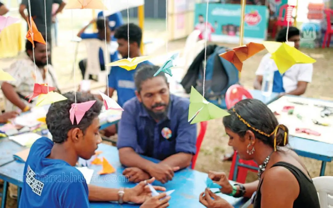 ഒറിഗാമി കലാരൂപം പരിശീലിക്കുന്നവർ | ഫോട്ടോ: മാതൃഭൂമി