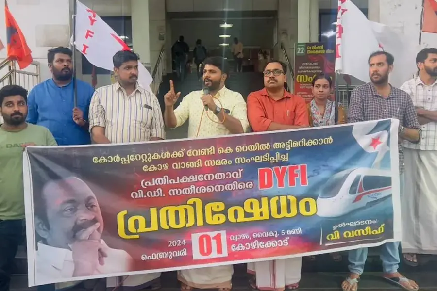 അന്‍വറിന്റെ ആരോപണം ഏറ്റെടുത്ത് DYFI; സതീശന്റെ കോലം കത്തിച്ചു, പ്രതിപക്ഷനേതാവ് രാജിവെക്കണമെന്ന് വസീഫ്